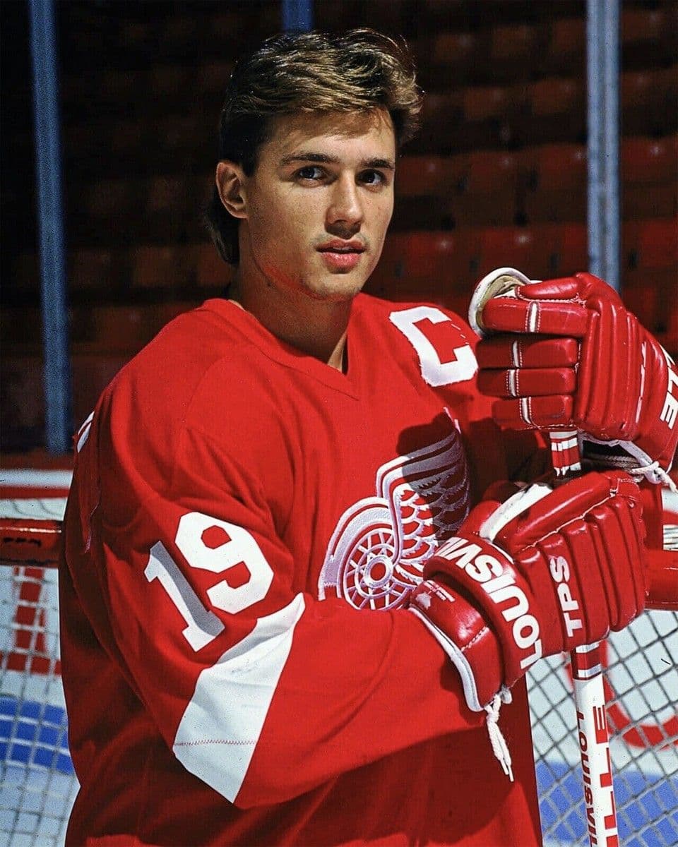 Steve Yzerman, winner of the 1988-89 Lester B. Pearson Award